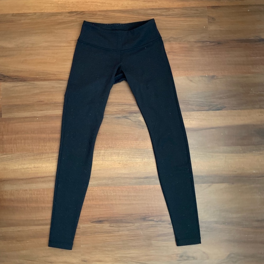 Black Lululemon leggings, wunder under tight